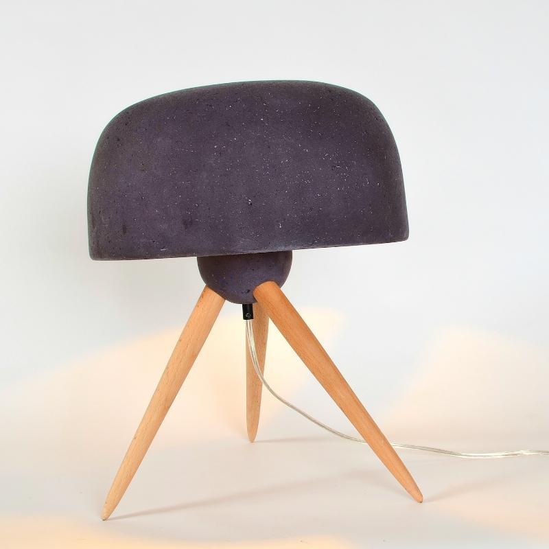 Une statue papier mâché élégante et moderne servant de pièce maîtresse dans un intérieur contemporain et lumineux.